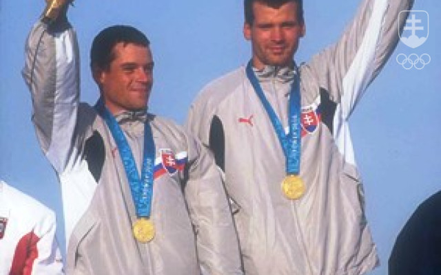 Dvojičky na najvyššom stupni so sydneyskými zlatými medailami – vľavo Pavol, vpravo Peter.