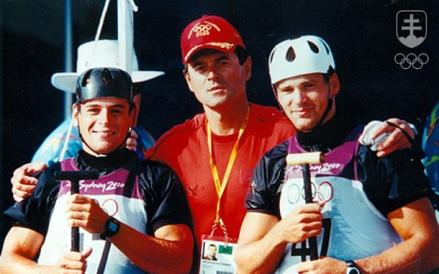 Synovia Pavol a Peter po triumfe na OH 2000 ešte v prilbách, otec – tréner Peter Hochschorner už s čiapkou olympijského šampióna, aké dal vyrobiť Slovenský olympijský výbor.