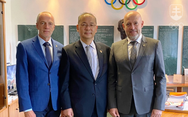 Na spoločnej fotografii zľava generálny sekretár SOŠV Jozef Liba, japonský veľvyslanec na Slovensku Makoto Nakagawa a prezident SOŠV Anton Siekel.