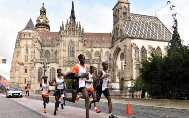 Krásu historického centra Košíc môžu televízni diváci každoročne obdivovať počas prenosov z Medzinárodného maratónu mieru. A jeho účastníci napríklad z Afriky môžu šíriť pozitívne zvesti o Slovensku ďaleko.                         