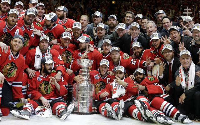 Tím Chicaga Blackhawks po víťaznom zápase vo finálovej sérii bojov o Stanley Cup 2015