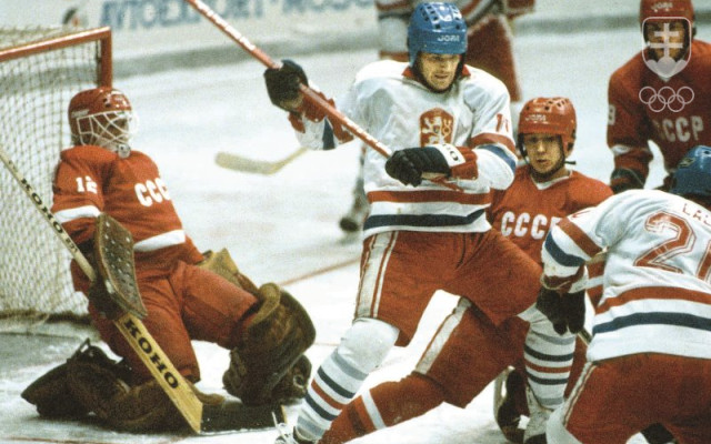 Igor Liba pred sovietskou bránkou. Zápasy hokejových tímov ČSSR a ZSSR patrili k magnetom olympijských hokejových turnajov i majstrovstiev sveta.