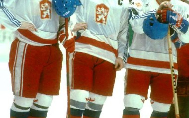 Legendárne slovenské útočné trio v československej reprezentácii - zľava Igor Liba, Dárius Rusnák a Vincent Lukáč. Na majstrovstvách sveta 1985 v Prahe sa všetci tešili z titulu šampiónov, Rusnák viedol tím ako kapitán.