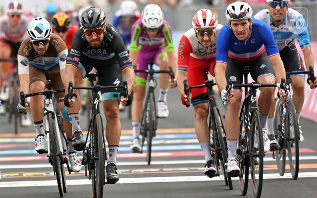 O prehre Petra Sagana (vľavo) s Francúzom Demarem (vpravo) vo 4. etape Giro d´Italia rozhodla až cieľová fotografia.