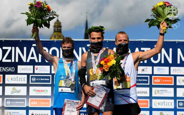 Traja najlepší na 97. ročníku Medzinárodného maratónu mieru v Košiciach. Uprostred víťaz Marek Hladík, vľavo druhý Jozef Urban a vpravo tretí Matúš Hujsa.