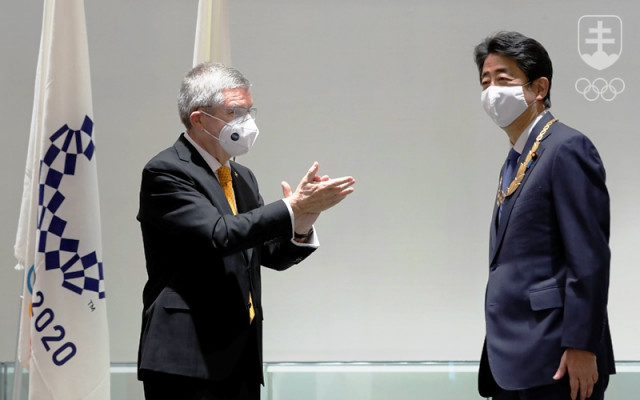 Prezident MOV Thomas Bach počas návštevy Tokia odovzdal Olympijský rad bývalému japonskému premiérovi Šinzóovi Abemu, ktorý sa významne podieľal na kandidatúre aj na prípravách Tokia na OH 2020.