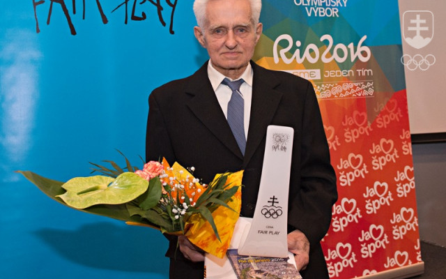 Tibor Smatušík s Cenou fair play za rok 2016, ktorú mu udelil Klub fair play SOŠV.
