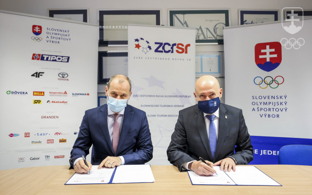 Prezident SOŠV Anton Siekel (vpravo) počas podpisu Memoranda o vzájomnej spolupráci s prezidentom ZCR Marekom Harbuľákom. 