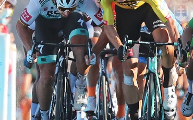 Jeden z dôležitých momentov bojov o zelený dres na Tour de France, Peter Sagan po kolízii s Van Aertom vo finiši 11. etapy prišiel o dôležité body. 