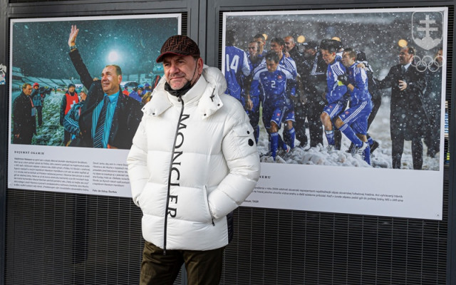 Futbalový tréner Vladimír Weiss pred dvoma fotografiami, ktoré nielen jemu, ale celému Slovensku pripomínajú historický postup nášho reprezentačného tímu na MS 2010.