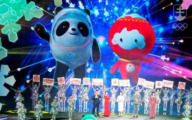 Panda Bing Dwen Dwen a lampión Shuey Ron Ron sú maskotmi zimných olympijských a paralympijských hier 2022 v Pekingu.