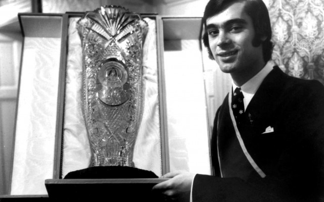 Slovenský Športovec storočia Ondrej Nepela s vázou, ktorú dostal po víťazstve na majstrovstvách sveta v Bratislave v roku 1973. Trretím titulom svetového šampióna v sérii ukončil amatérsku kariéru.
