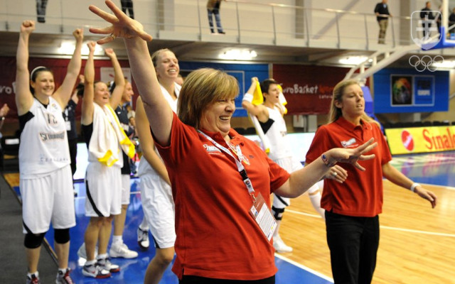 Radosť Hejkovej ako športovej riaditeľky ženskej reprezentácie SR na ME 2009 v Lotyšsku po víťazstve nad Českom.