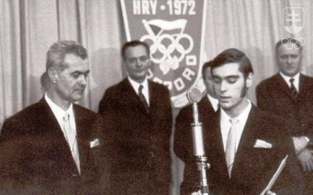 Ondrej Nepela pri skladaní sľubu československej výpravy pred odchodom na ZOH 1972 v spoločnosti vedúceho výpravy Vladimíra Černušáka.