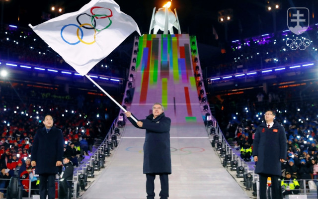 Prezident MOV Thomas Bach s olympijskou vlajkou na záverečnom ceremoniáli ZOH 2018 v Pjongčangu.