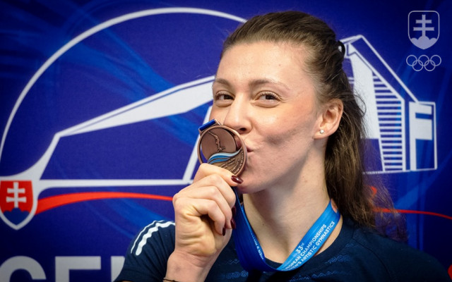 Barbora Mokošová s bronzovou medailou z ME v Mersine. Získala ju na bradlách.