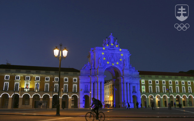 Prevzatie predsedníctva Rady EÚ si Portugalci pripomenuli aj svetelnou výzbobou oblúka na lisabonskom námestí Comercio. 