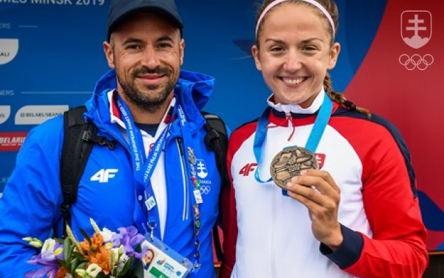Mariana Petrušová s trénerom Petrom Likérom a s bronzom z Európskych hier 2019 v Minsku.