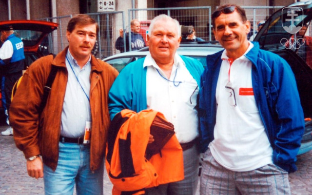 Na fotografii z MS v cestnej cyklistike 1999 v Trevise Ryszard Szurkowski (vpravo) v spoločnosti cyklistických priateľov zo Slovenska Dušana Ťažkého (vľavo) a nášho legendárneho trénera Kamila Haťapku.