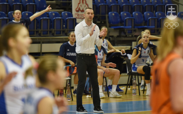 Na snímke tréner Slovenska Juraj Suja počas kvalifikačného zápasu H- skupiny na majstrovstvá Európy 2021 v basketbale žien Slovensko - Holandsko v Piešťanoch v sobotu 6. februára 2021.