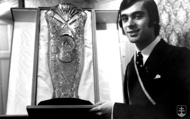 Slovenský Športovec storočia Ondrej Nepela s vázou, ktorú dostal po víťazstve na majstrovstvách sveta v Bratislave v roku 1973. Tretím titulom svetového šampióna v sérii ukončil amatérsku kariéru.