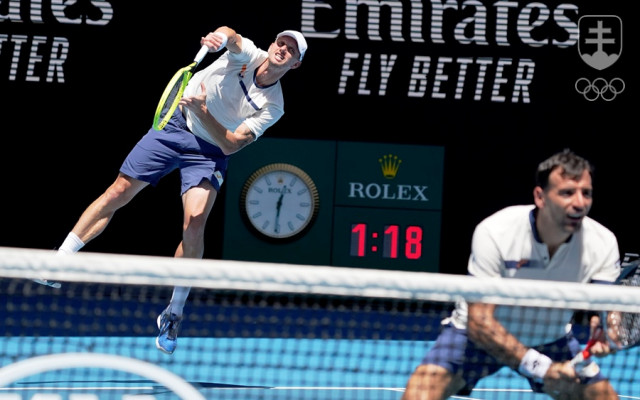 Filip Polášek (na podaní) spolu s Ivanom Dodigom postúpili do finále štvorhry na Australian Open.