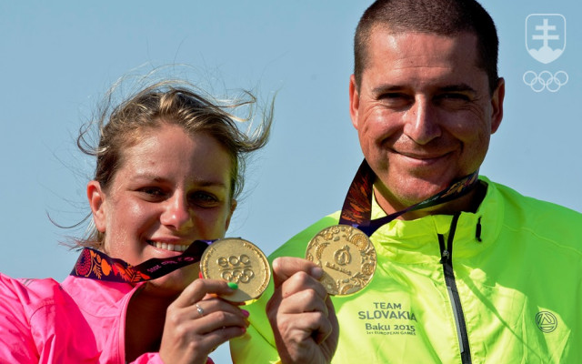 Strelci Zuzana Rehák Štefečeková a Martin Baumann so zlatými medailami za víťazstvo v mix trape na EH 2015 v Baku.