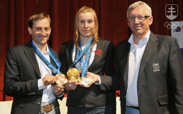 Juraj Sanitra so svojimi niekdajšími najúspešnejšími zverencami, ktorí sa na ZOH 2010  vo Vancouvri postarali o všetky tri slovenské medaily. V strede Anastasia Kuzminová, vľavo Pavol Hurajt.