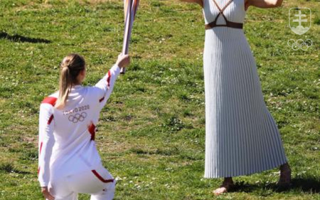 Takto sa to začalo vlani v marci v antickej Olympii. Prvou účastníčkou štafety s olympijským ohňom po gréckom území bola grécka olympijská víťazka v streľbe Anna Korakakiová.
