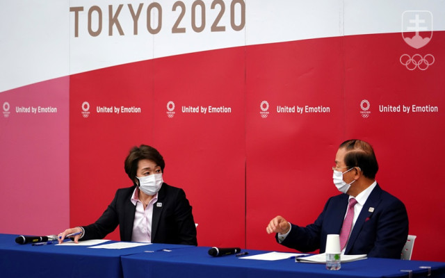 Na fotografii vľavo Seikó Hašimotová, vpravo Toširó Mutó - dvaja najvyšší predstavitelia organizačného výboru olympijských a paralympijských hier v Tokiu.