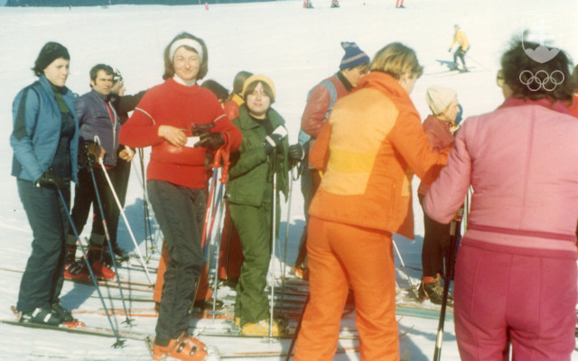 Ženy sa presadili medzi mužmi aj ako profesionálne učiteľky lyžovania. Jednou z prvých na Slovensku bola Alica Zacharidesová (v červenom).