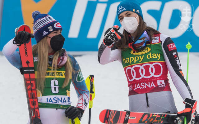 Dve najlepšie pretekárky sobotňajšieho slalomu SP v Jasnej - vľavo víťazná Američanka Mikaela Shiffrinová, vpravo Slovenka Petra Vlhová.