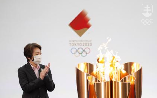Veľká čaša s olympijským ohňom a prezidentka tokijského organizačného výboru Seiko Hašimotová.