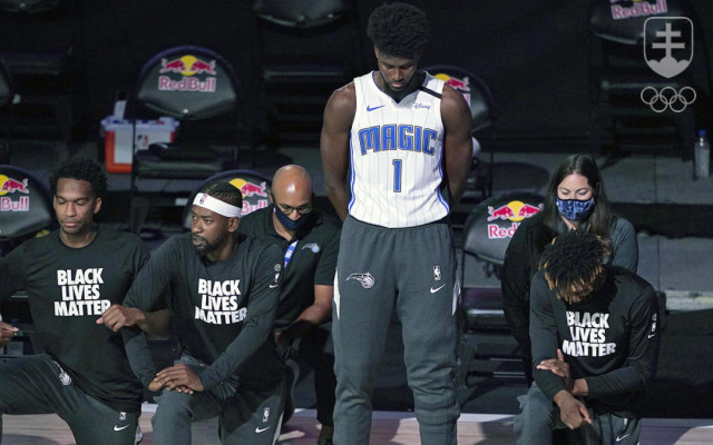 Kým hráči Orlanda podporili v basketbalovej NBA boj proti rasizmu, ich spoluhráč Jonathan Isaac zostal ticho stáť. 