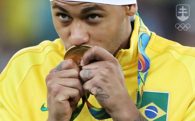 Brazílsky futbalista Neymar počas medailového ceremoniálu na OH 2016 v Riu de Janeiro vyjadril svoj náboženský postoj. 