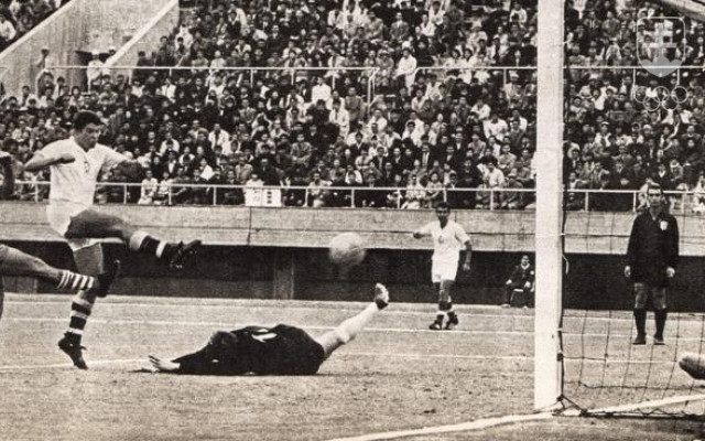 Víťazný gól Ivana Mráza v semifinále olympijského turnaja 1964 proti NDR – pol minúty pred koncom riadneho hracieho času...