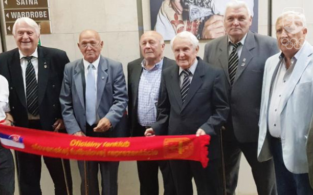 Na spoločnej fotografii po 55 rokoch na jeseň 2019 v Bratislave osmička členov strieborného tokijského tímu - zľava Cvetler, Mráz, Urban, Geleta, Masný, Švajlen, Knebort a Brumovský.