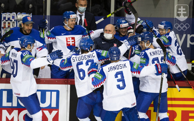 Slovenskí hokejisti sa tešia po góle Rusku.