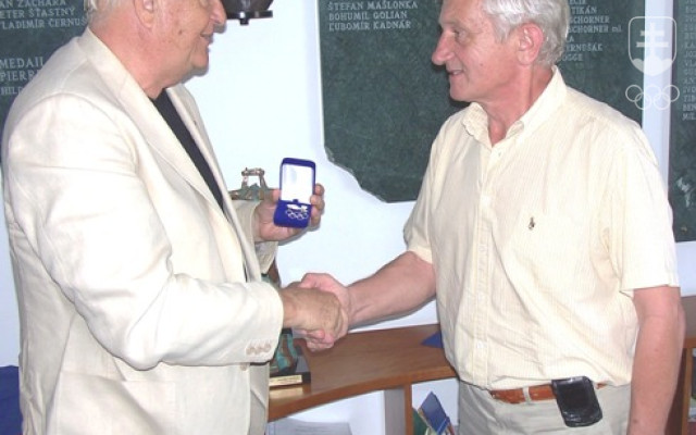 V roku 2008 si z rúk predsedu Slovenského olympijského výboru Františka Chmelára Ivan Mráz prevzal Strieborné kruhy SOV.