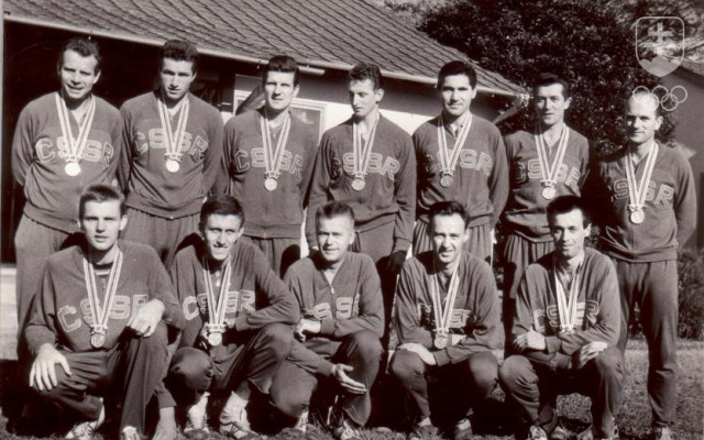 Na fotografii strieborného tímu volejbalistov ČSSR na OH 1964 v Tokiu Pavel Schenk v prednom rade druhý zľava.