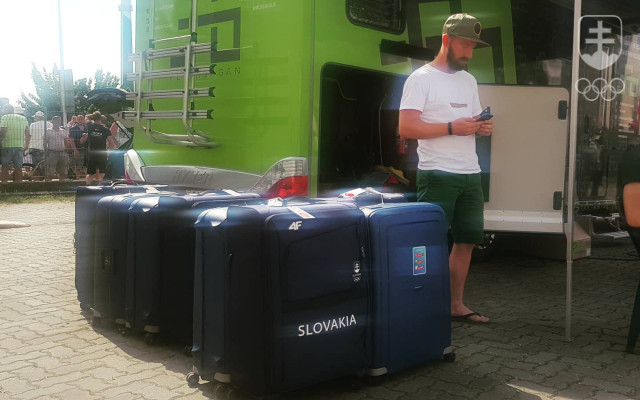 Kufre s oblečením pre Petra Sagana čakali na svojho majiteľa pri karavane v cieli majstrovstiev Slovenska v Bánovciach nad Bebravou. 