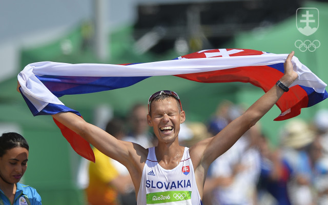 Na snímke slovenský atlét Matej Tóth oslavuje víťazstvo a zisk zlatej olympijskej medaily v cieli  chodeckých pretekov na 50 km mužov na letných olympijských hrách v brazílskom Riu de Janeiro.