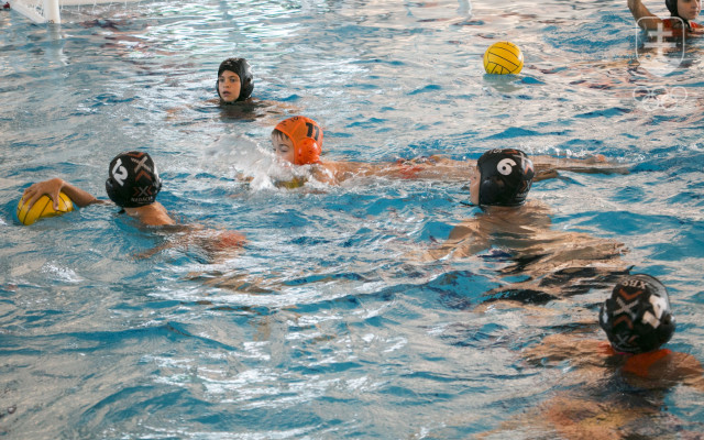 Mladí vodnopólisti predviedli ukážku svojho športu. 