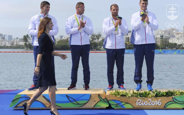 Ako členka MOV mala na OH 2016 v Riu de Janeiro dvakrát možnosť dekorovať olympijskými medailami aj Slovákov. V tomto prípade členov nášho strieborného štvorkajaka.
