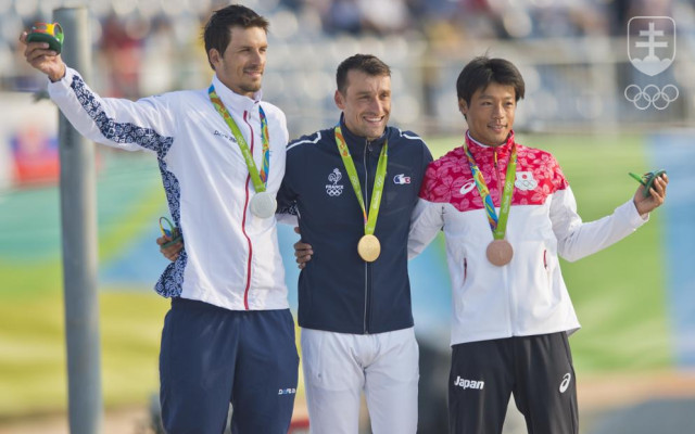 Medailisti v C1 na OH 2016 v Riu de Janeiro - zľava strieborný Slovák Matej Beňuš, zlatý Francúz Denis Gargaud Chanut a bronzový Japonec Takuja Haneda.
