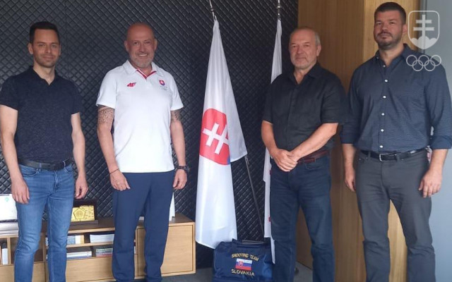 Zástupcovia SOŠV a ministerstva školstva Anton Siekel (druhý zľava) a Ivan Husár (tretí zľava) sa dohodli na spolupráci pri organizácii Olympijského odznaku všestrannosti. 