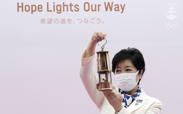 Olympijský oheň ako symbol nádeje privítala v Tokiu guvernérka Juriko Koikeová. 