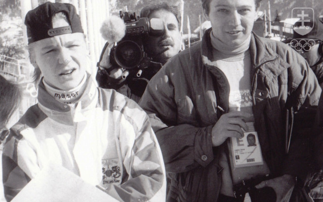 Olympijskú premiéru mal Ľubomír Souček na ZOH 1992 v Albertville. Na snímke s iba 16-ročným fínskym skokanom na lyžiach Tonim Nieminenom, ktorý tam získal dve zlaté medaily.