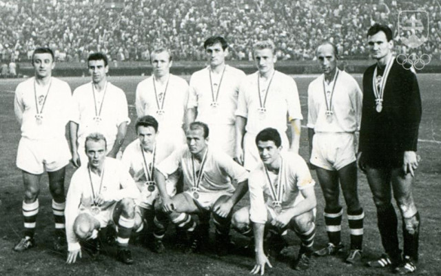 Finálová jedenástka futbalistov ČSSR, ktorí v Tokiu 1964 získali strieborné medaily. V sedemnásťčlennom kádri boli deviati Slováci! Žiaľ, medailami ozdobili len tých hráčov, ktorí hrali vo finále. A keďže striedania vtedy ešte neboli povolené, až šiesti členovia strieborného tímu, z ktorých každý nastúpil aspoň na jeden zápas, sa vrátili domov bez cenného kovu...