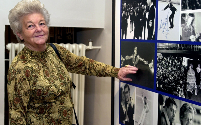 Hilda Múdra pred panelom s Nepelovými fotografiami.